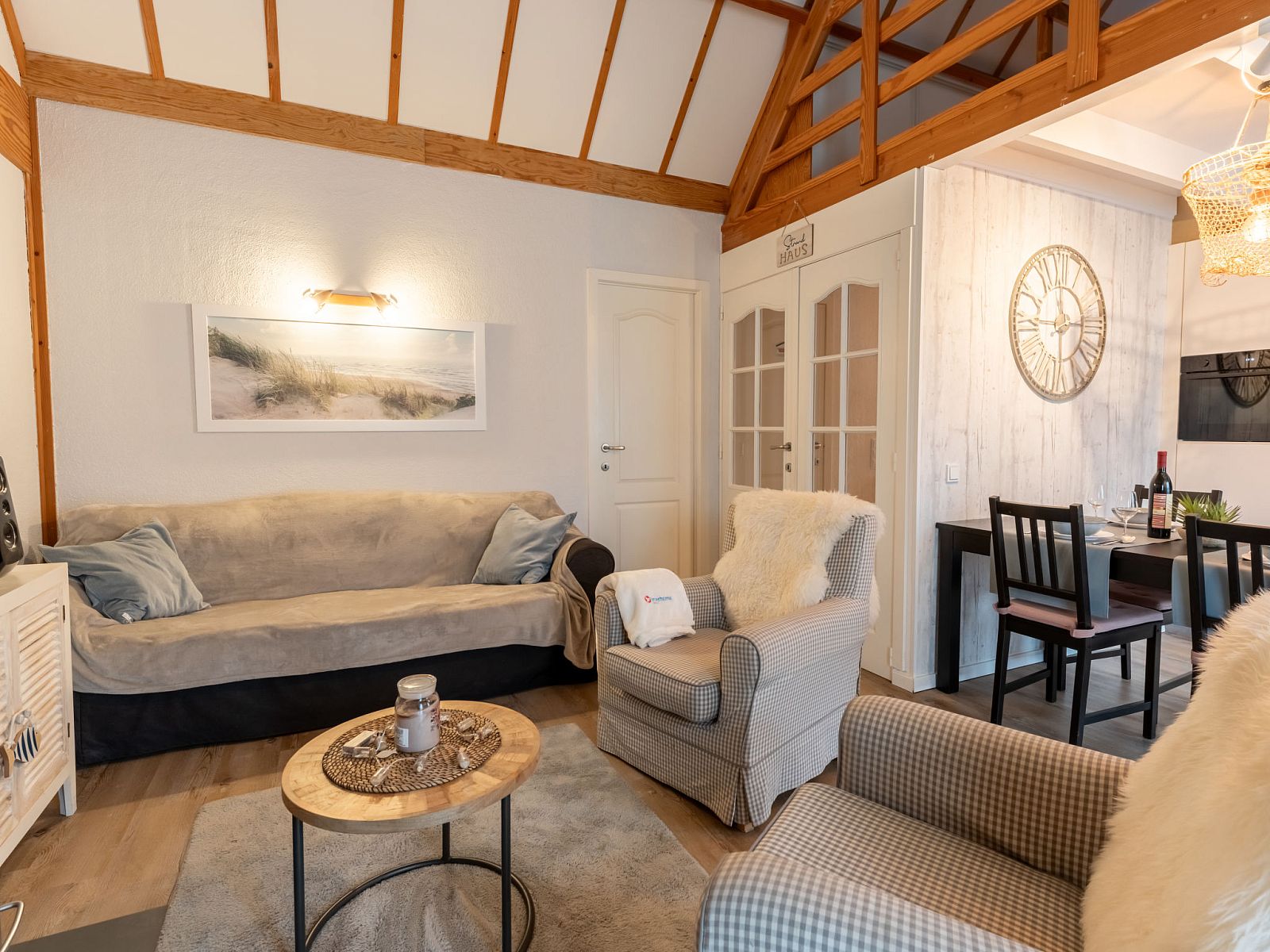 Gezellige woonkamer van Vakantiehuis Strandhuis in Bredene, Belgische kust. Comfortabele zithoek met warme inrichting en eetruimte.