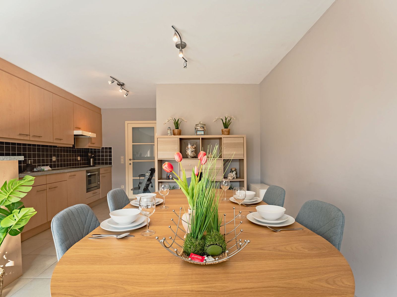 Stylish dining room at Apartment Zandloper with a balcony in Bredene, on the Belgian coast, ideal for a relaxing stay by the sea.