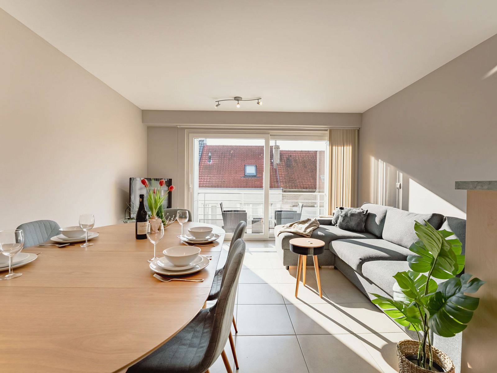 Cozy interior of the Zandloper Apartment with a balcony in Bredene, on the Belgian coast, featuring an inviting terrace and plenty of natural light.