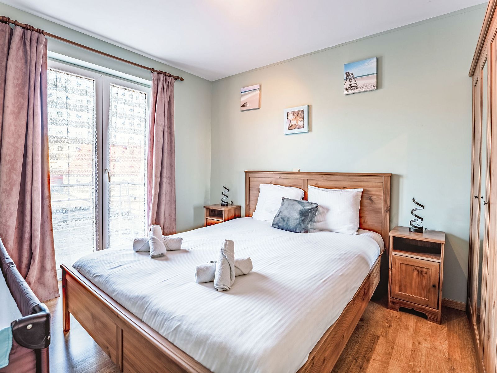 Cozy bedroom in the Zandloper Apartment with a balcony in Bredene on the Belgian coast, ideal for a relaxing stay.