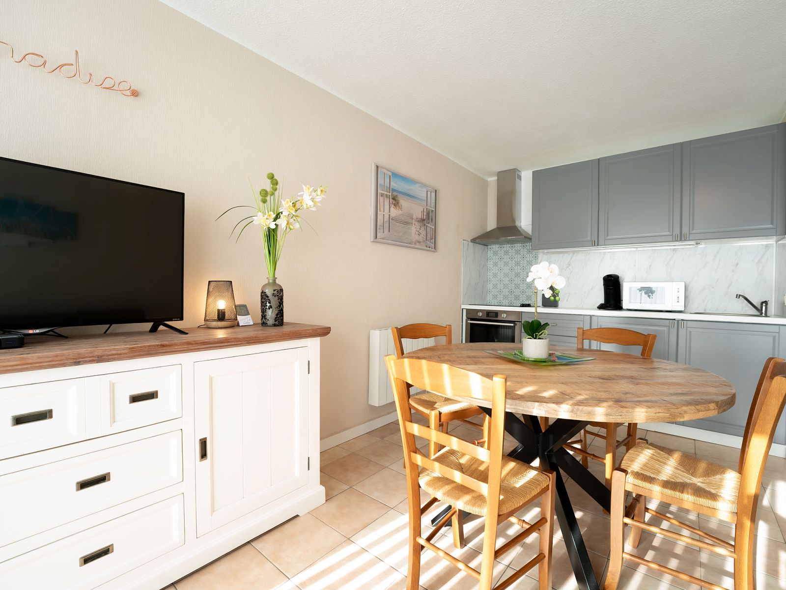 Cozy interior space of Apartment Astrid 62/ 101 in Bredene, Belgian coast, with modern kitchen and sunny dining area.