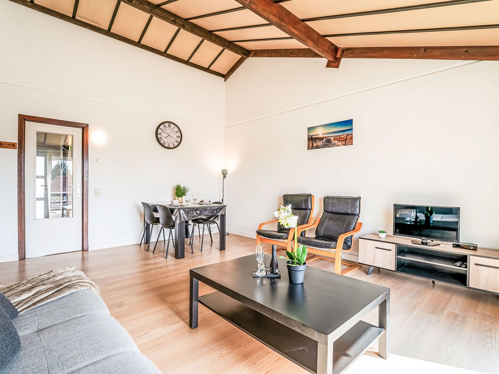 Spacious and bright living room of Apartment Zeewind II A 11 in Bredene on the Belgian coast, ideal vacation accommodation with modern furnishings.