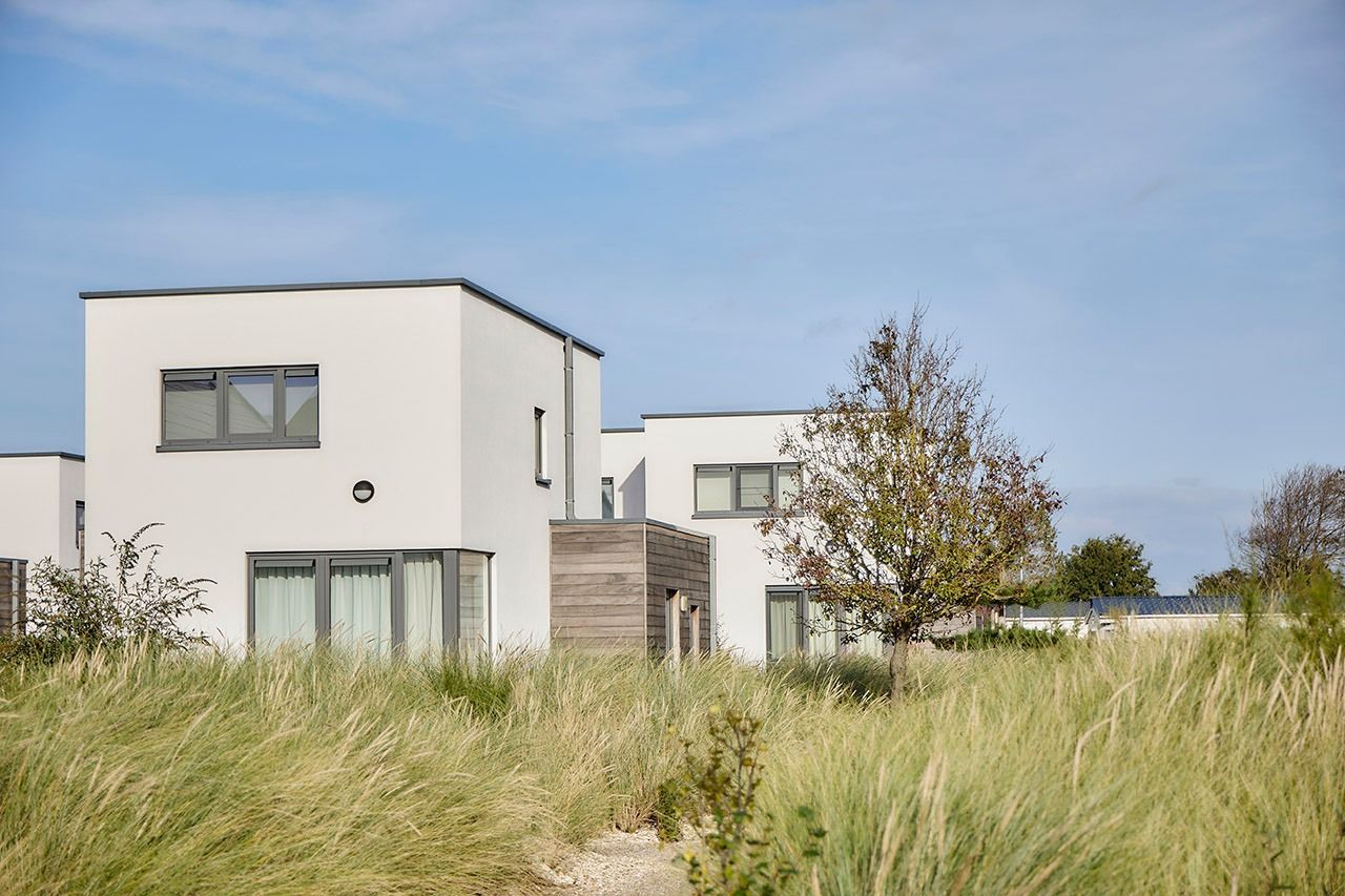 Vrijstaande woning in Bredene, een modern vakantiehuis aan de Belgische kust, omringd door natuurlijke duinen en rustgevende omgeving.