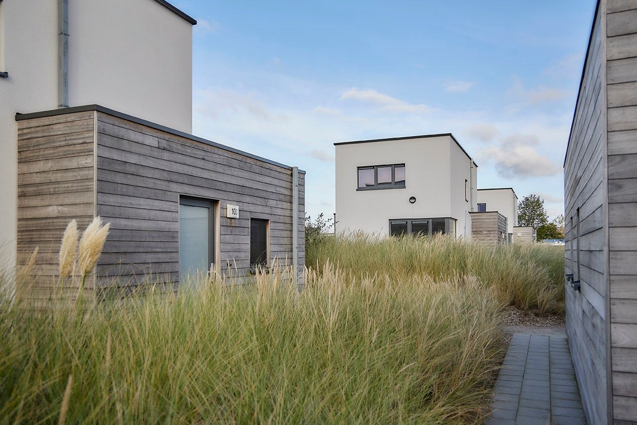 Vrijstaande woning in Bredene, Belgische kust, vakantiehuis omgeven door natuurlijke duinen en moderne architectuur.