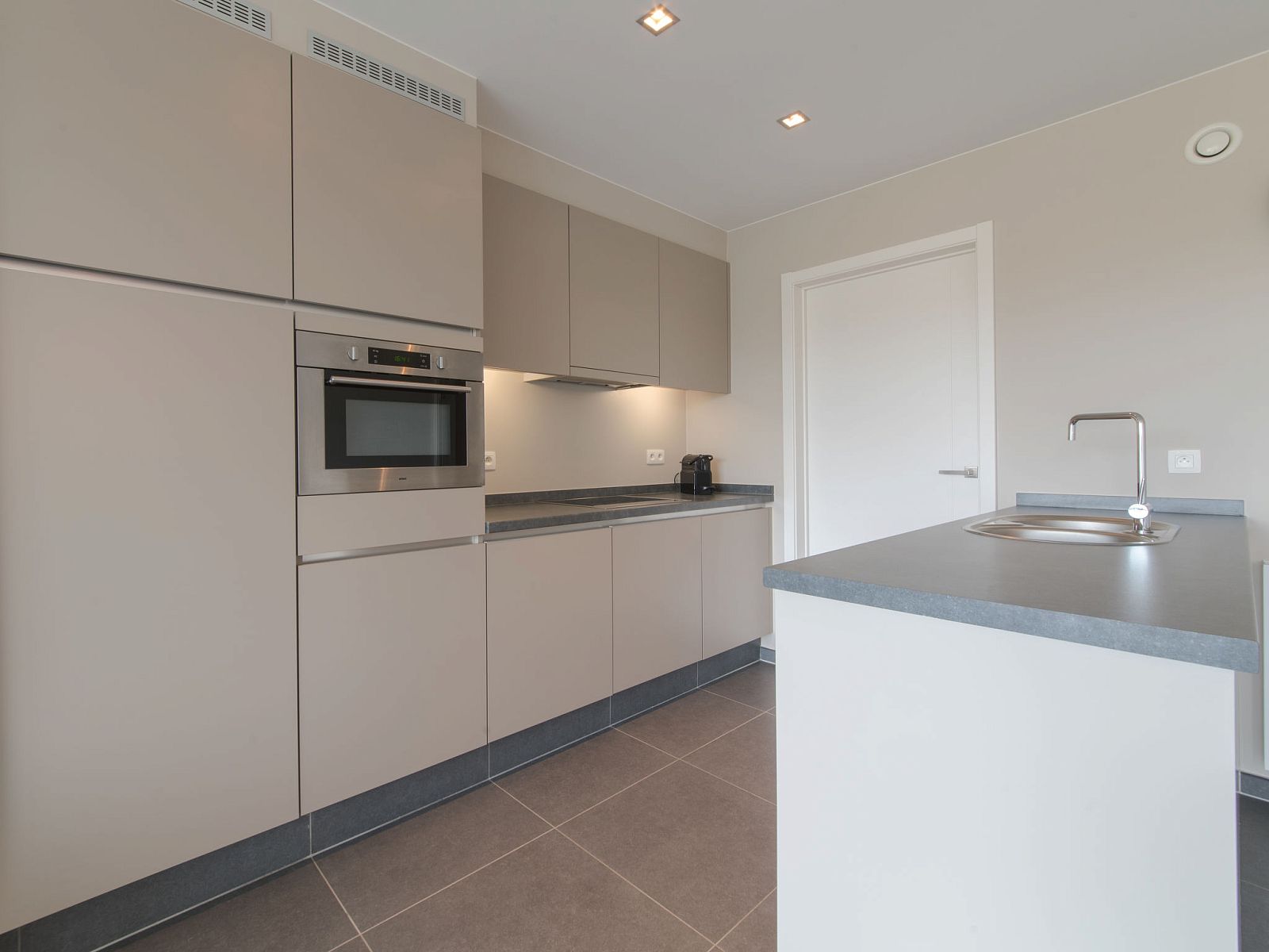 Modern kitchen in Apartment Solis, Bredene, Belgian coast. Enjoy a stylish cooking space during your stay in this vacation apartment.