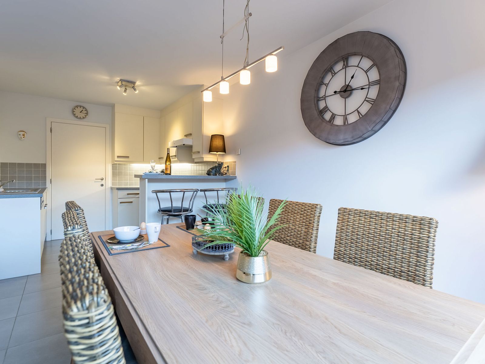 Cozy dining area in Apartment Residentie Zandloper, Bredene, Belgian coast. Perfect vacation accommodation with modern kitchen.