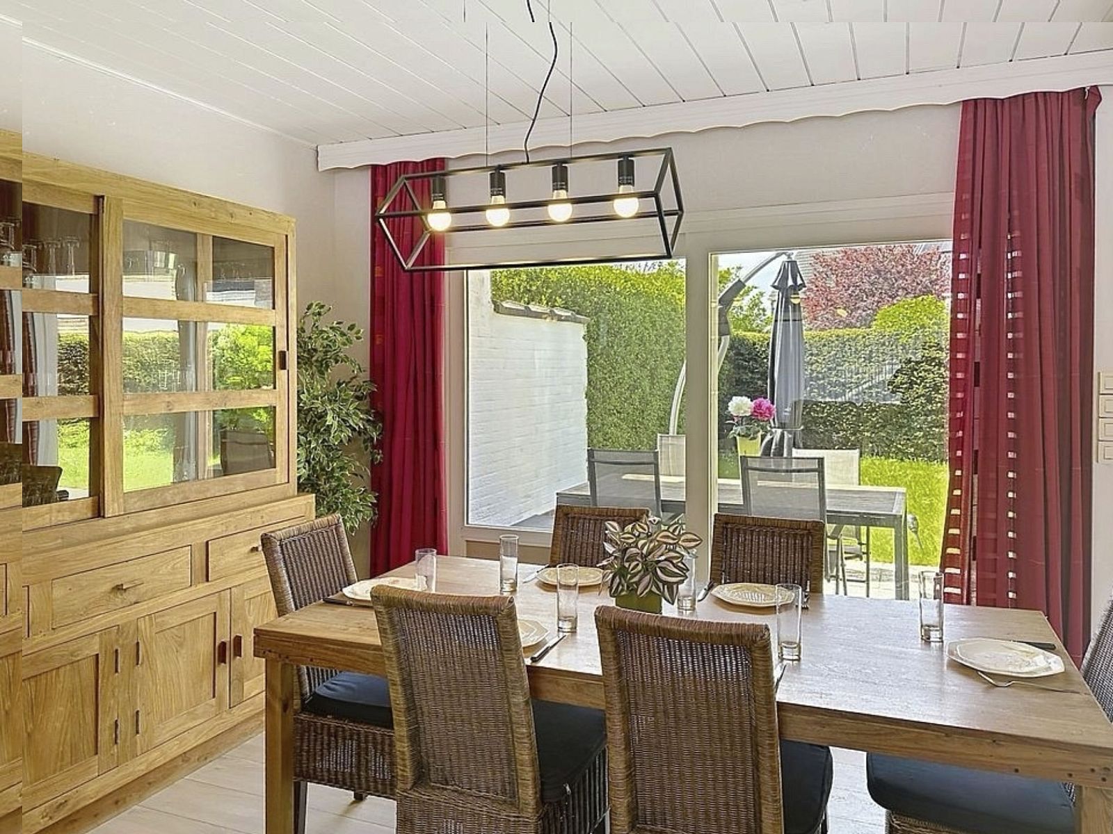 Gezellige woonkamer van Vakantiehuis Ruiterlaan in Bredene, Belgische kust, met comfortabele banken en een ruime eethoek.