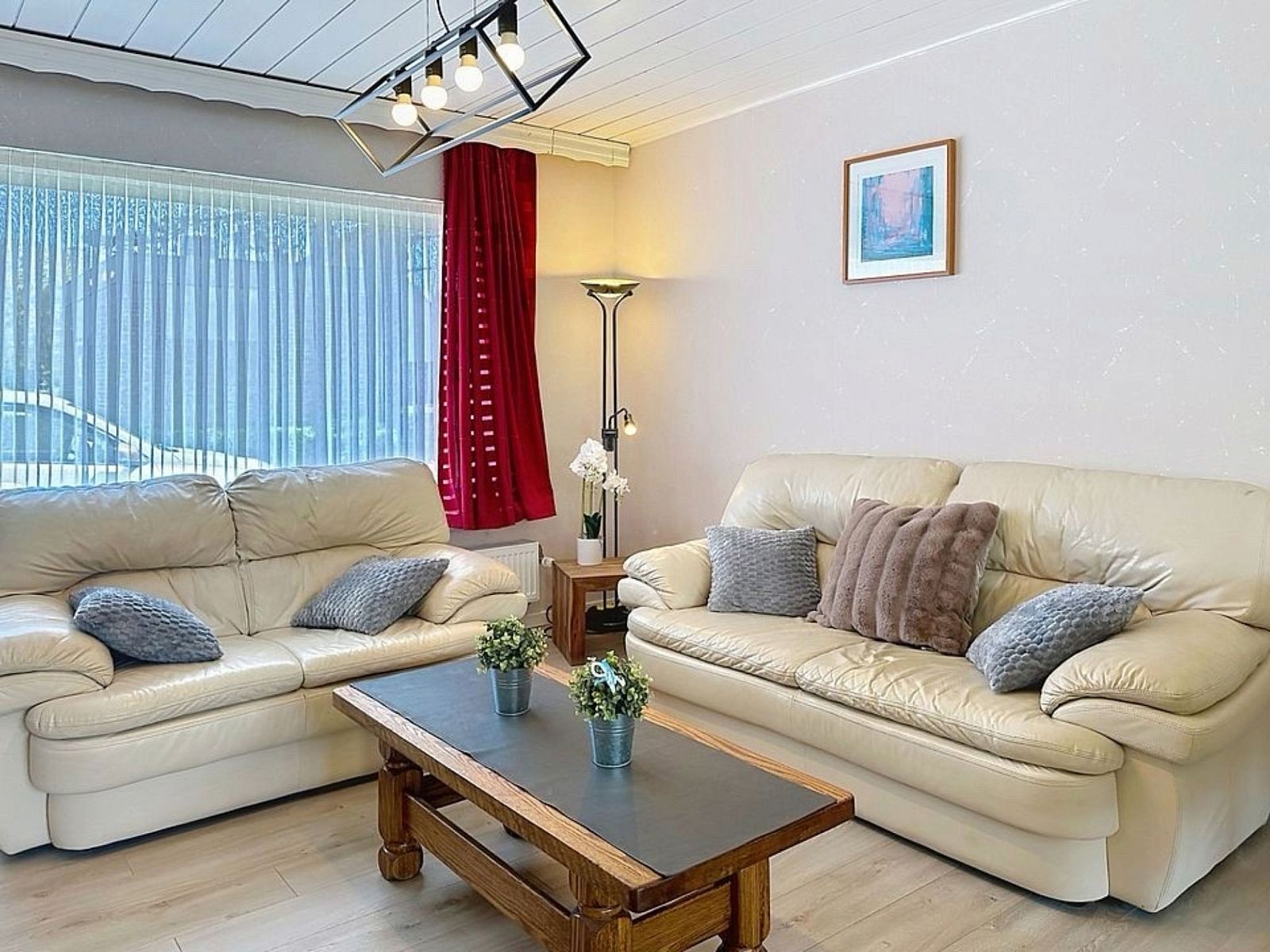 Gezellige woonkamer in Vakantiehuis Ruiterlaan, Bredene aan de Belgische kust. Ideaal vakantiehuis met comfortabele zithoek en sfeervolle inrichting.