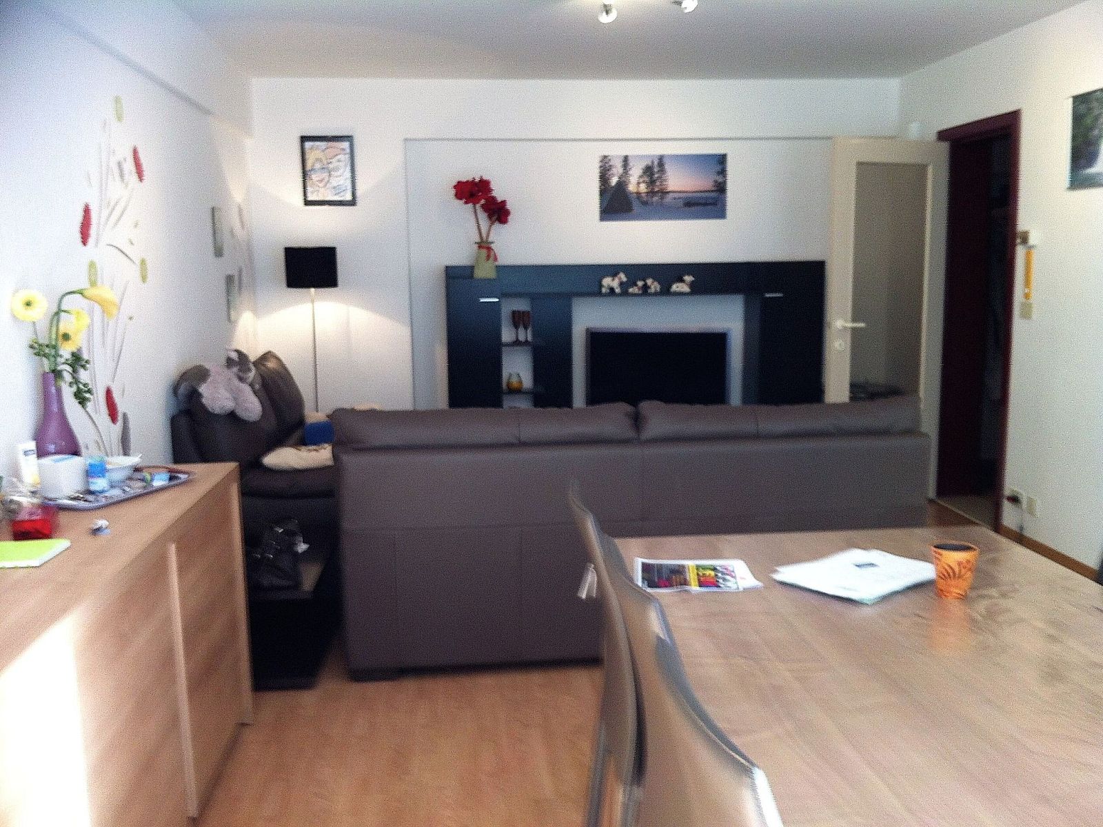 Modern bathroom in Apartment Wohnung 'Wie zu Hause' in Middelkerke, Belgian coast, with shower and mirror cabinet.