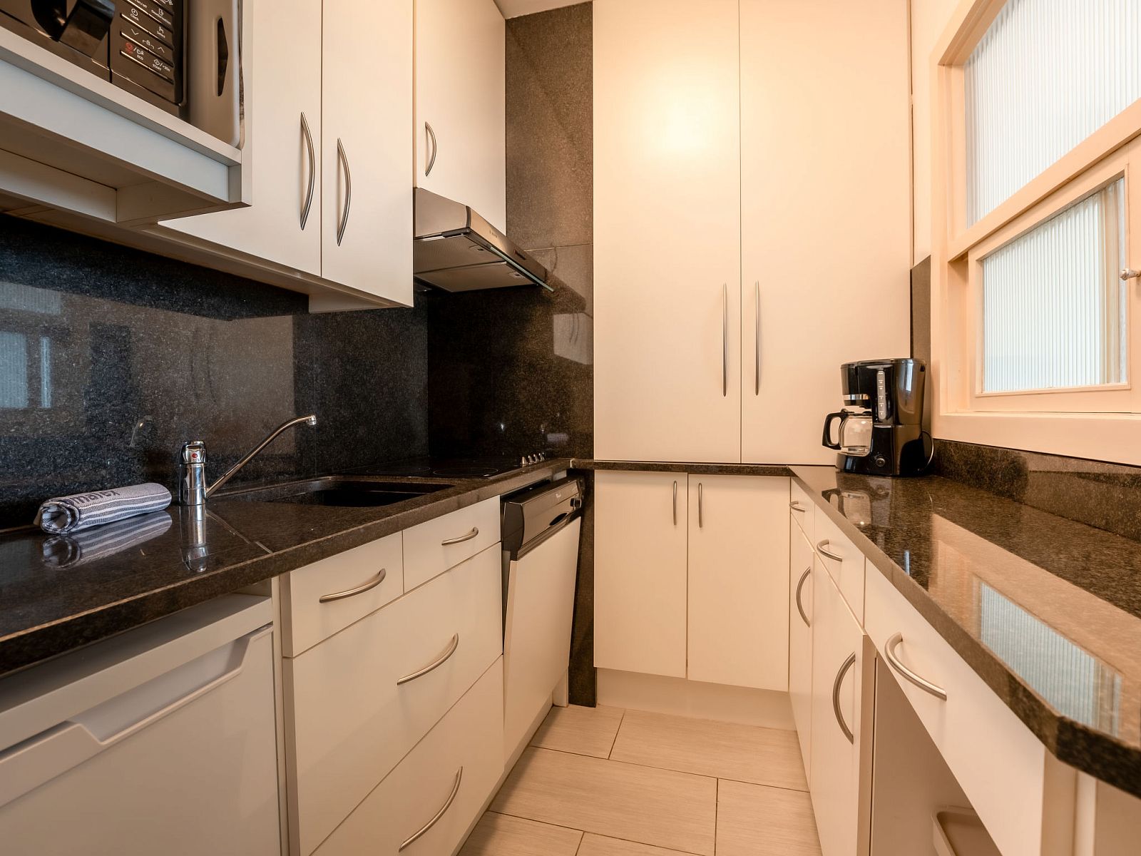 Modern kitchen in Apartment Ravenna, Middelkerke on the Belgian coast, ideal vacation accommodation with complete amenities.