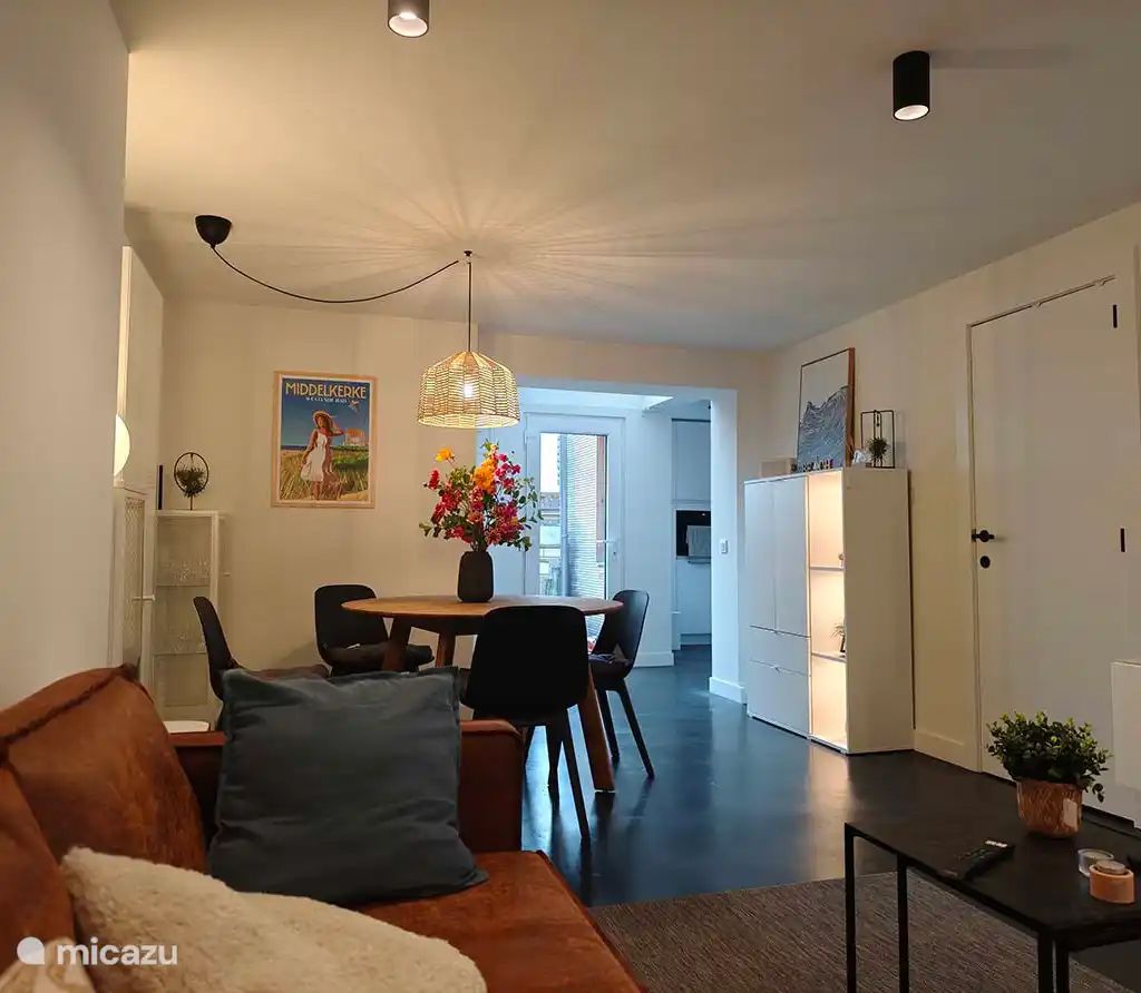't Silte Apartment with a terrace in Middelkerke, on the Belgian coast. Cozy interior with modern decor and a comfortable sitting area.