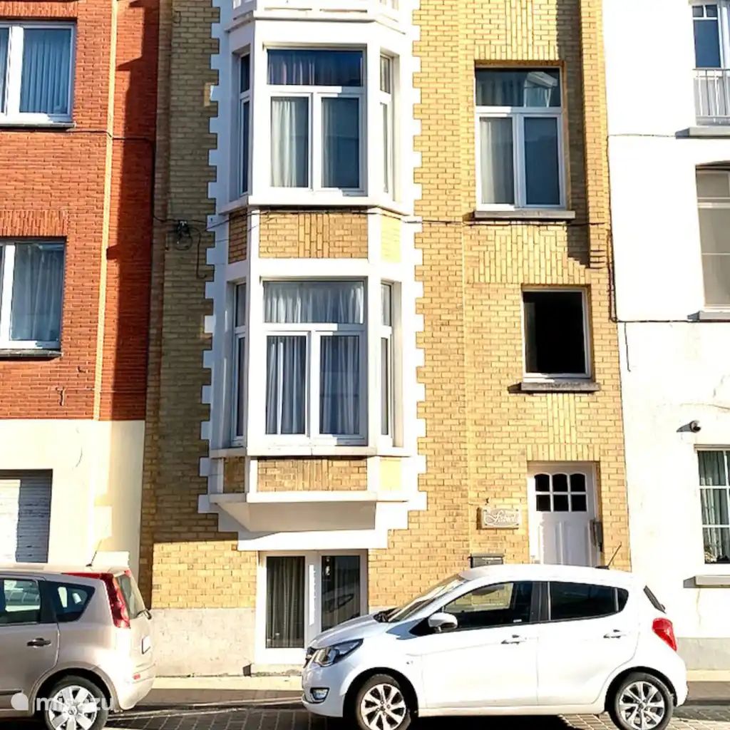 't Silte Apartment with a terrace in Middelkerke on the Belgian coast, a vacation rental with a charming facade and large windows.