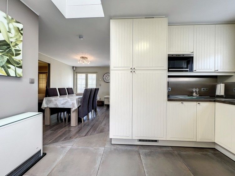 Moderne keuken en eetruimte van Red Sea vakantiehuis in Westende, ideaal voor een ontspannen verblijf.