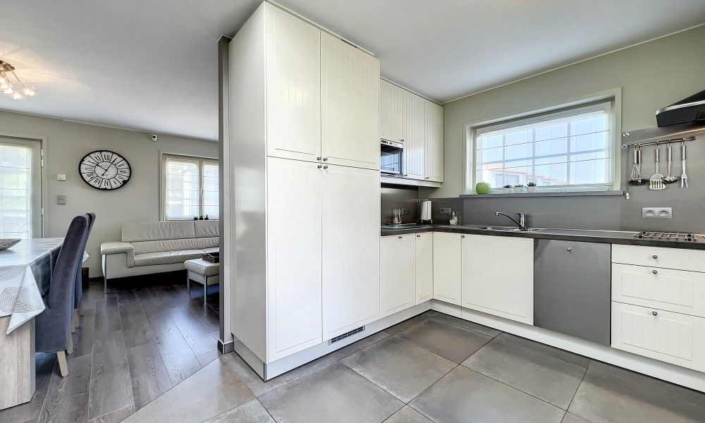 Gezellige eetkamer en keuken in Red Sea vakantiehuis, Middelkerke, perfect voor familiediners aan de Belgische kust.