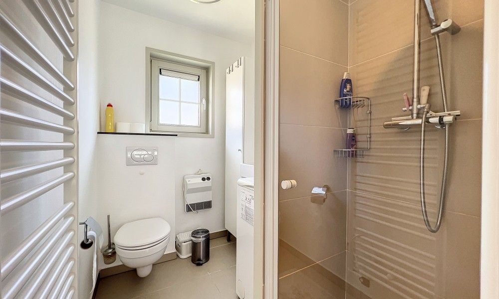 Moderne badkamer met douche en toilet in Red Sea vakantiehuis te Middelkerke voor ultiem comfort.