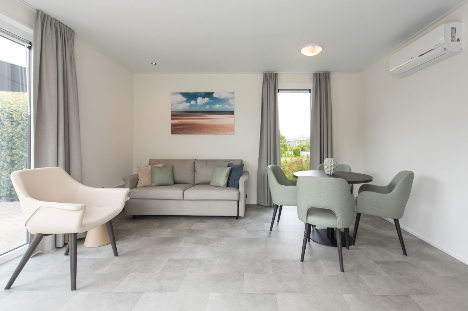 Moderne woonkamer in Access Lodge, een vakantiehuis in Westende aan de Belgische kust, met comfortabele zitruimte en airconditioning.