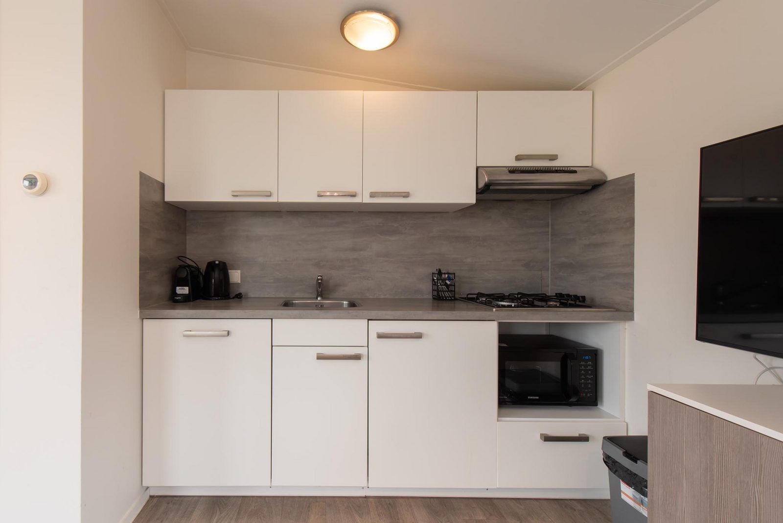 Moderne keuken in Comfort Lodge, een vakantiehuis in Westende, Belgische kust. Voorzien van airco en geschikt voor honden.