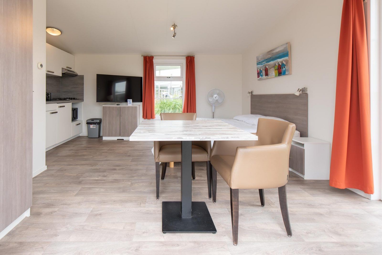Binnenruimte van Comfort Lodge in Westende, Belgische kust. Gezellige vakantieaccommodatie met moderne keuken en comfortabele zithoek.