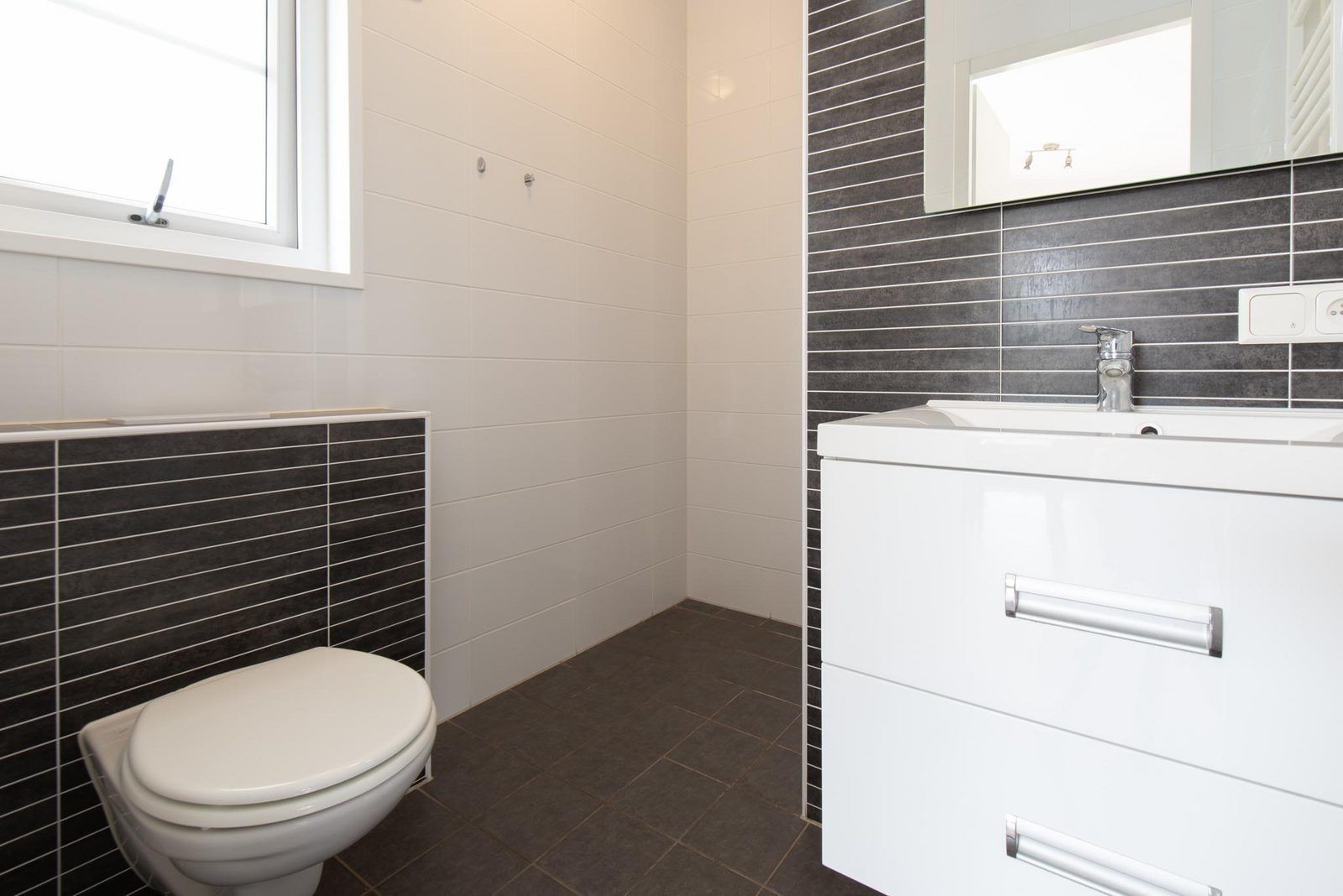 Comfort Lodge badkamer met moderne inrichting in Westende, Belgische kust. Vakantiewoning met airco en hondvriendelijk. Stijlvol en praktisch.