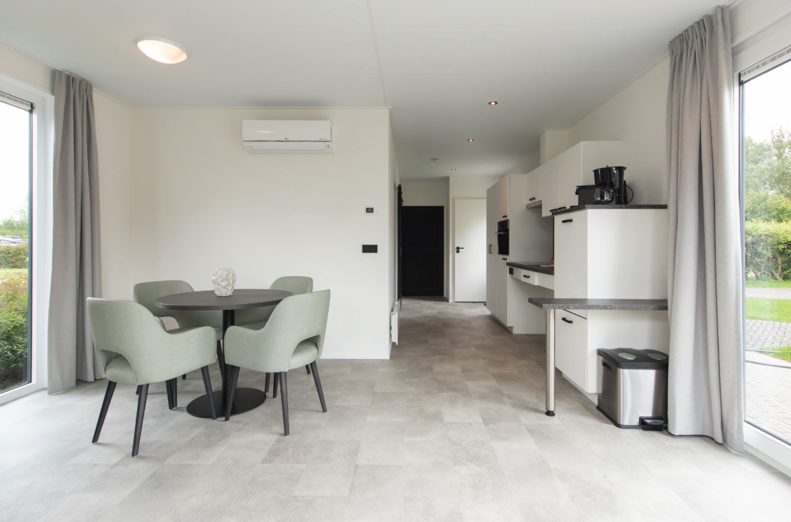 Moderne binnenruimte van Access Lodge in Nieuwpoort, Belgische kust. Comfortabel vakantiehuis met airco voor vier personen.