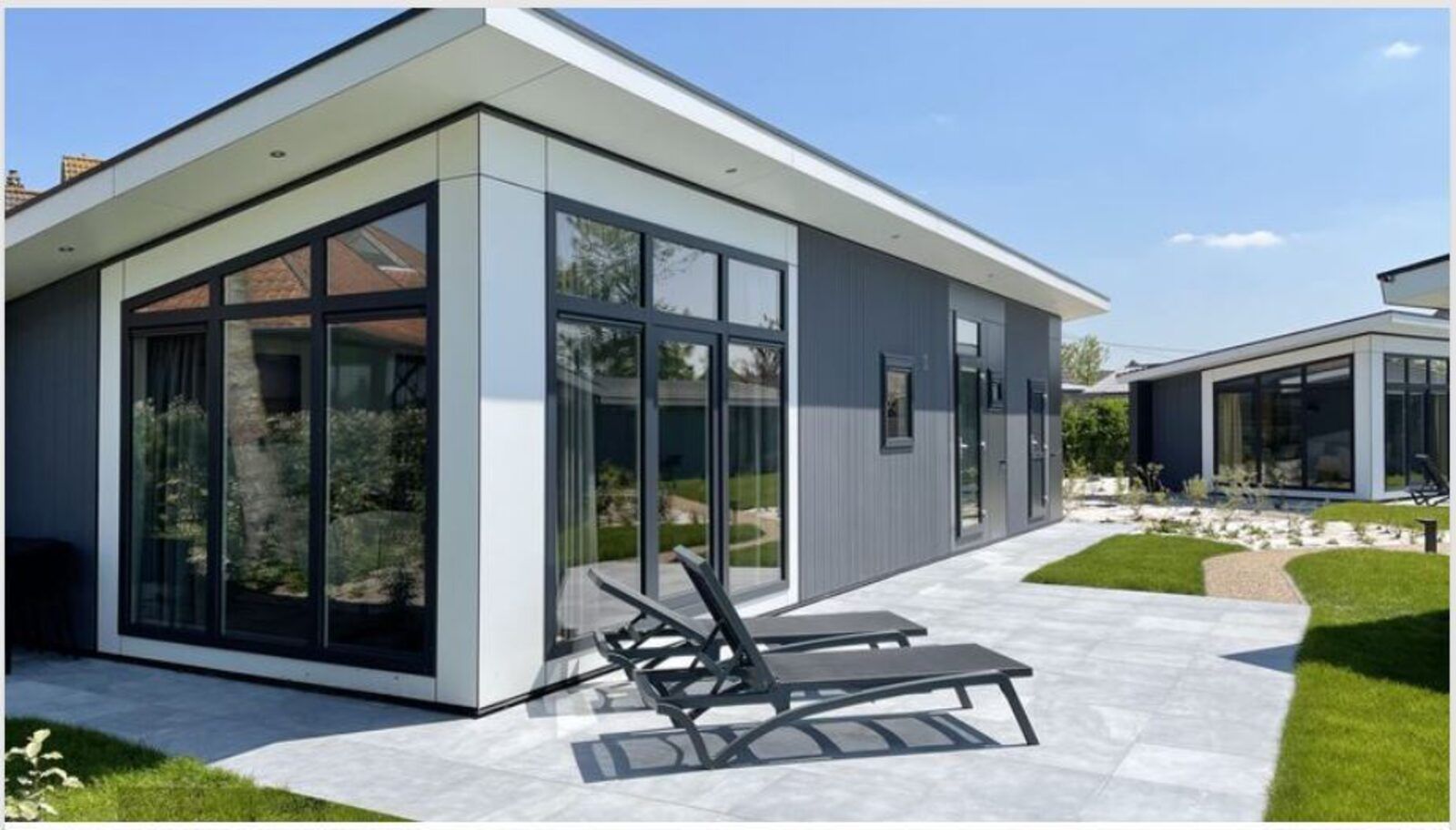 Ontspan op het zonnige terras van de Premium Lodge I in Nieuwpoort, Belgische kust. Luxe vakantiehuis voor 6 personen, omgeven door natuur.