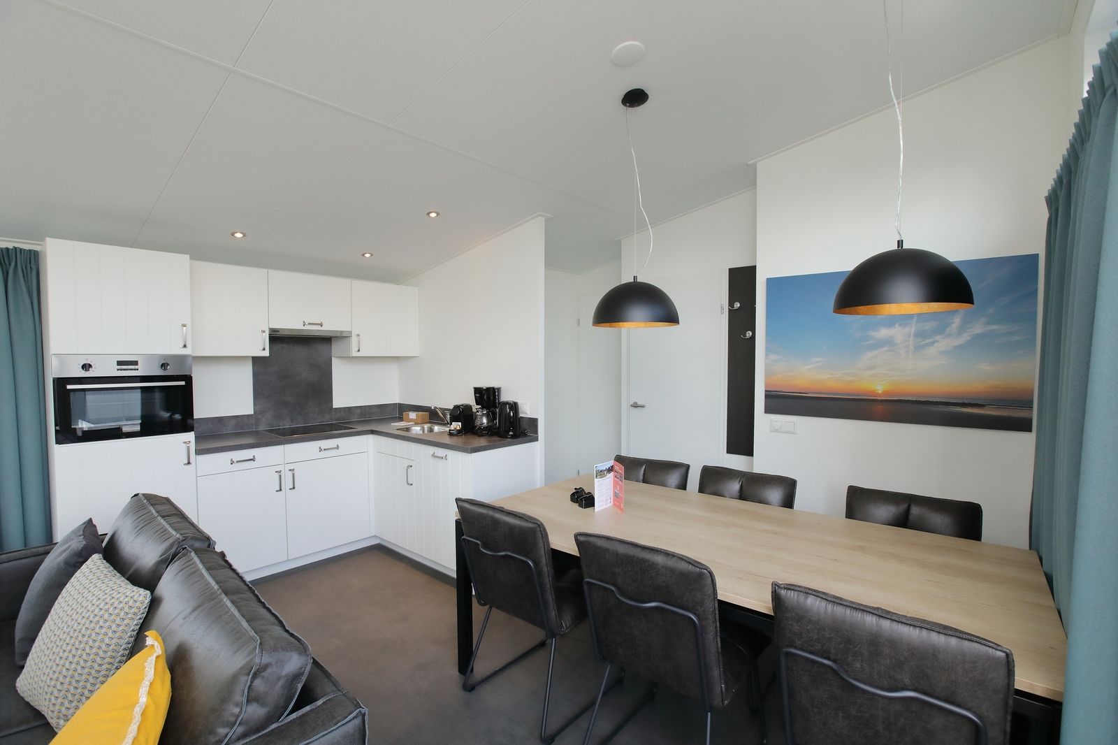 Moderne keuken en eetruimte in Premium Lodge I 6 personen, Nieuwpoort, Belgische kust, ideaal vakantiehuis voor gezinnen.