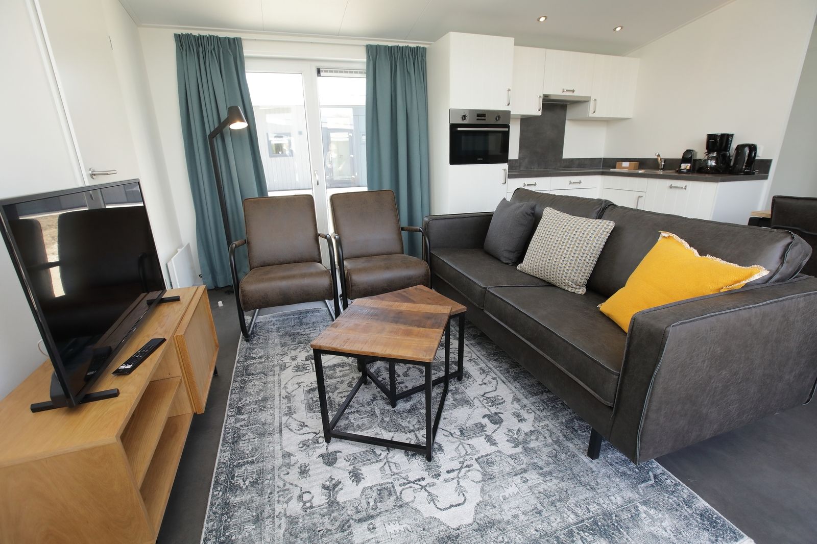 Gezellige woonkamer in Premium Lodge I voor 6 personen, vakantiehuis in Nieuwpoort, Belgische kust, met moderne keuken en comfortabele zithoek.
