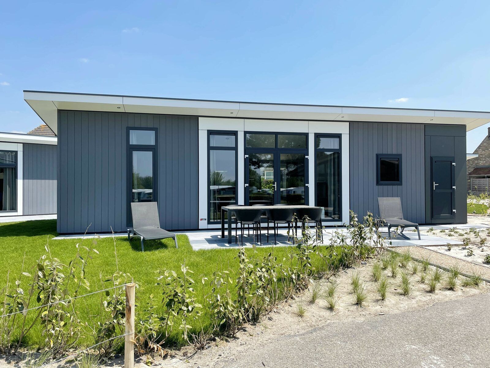 Premium Lodge I 6 personen in Nieuwpoort, Belgische kust, vakantiehuis met terras en moderne architectuur.