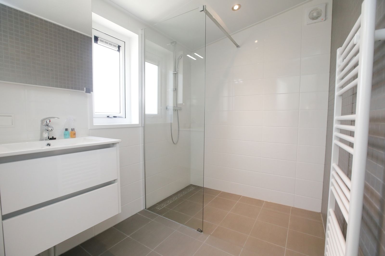Moderne badkamer in Premium Lodge I voor 6 personen, vakantiehuis in Nieuwpoort aan de Belgische kust, met ruime inloopdouche.