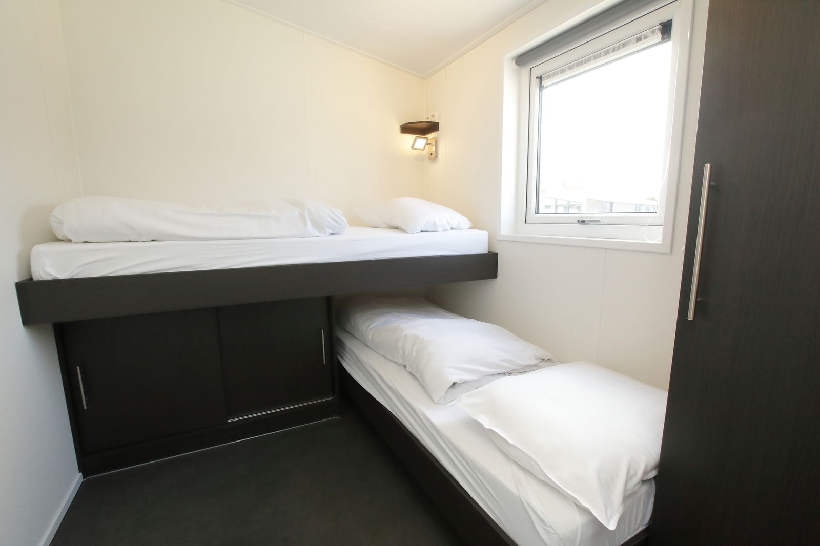 Gezellige slaapkamer in Premium Lodge I voor 6 personen in Nieuwpoort, Belgische kust. Comfortabel vakantiehuis met stapelbedden.