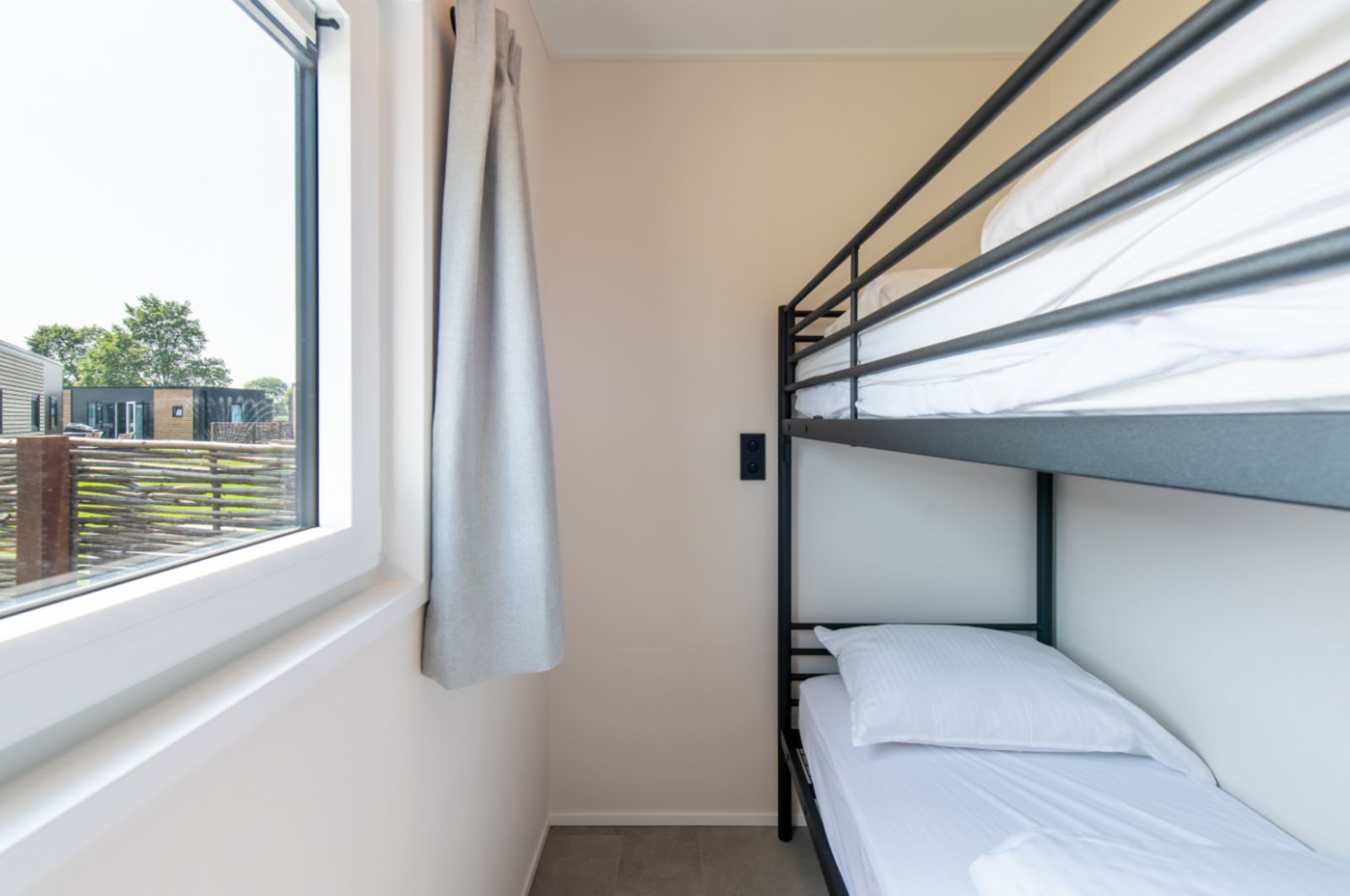 Slaapkamer met stapelbed in Wood Lodge, Nieuwpoort, Belgische kust. Comfortabel vakantiehuis voor 6 personen met airco.