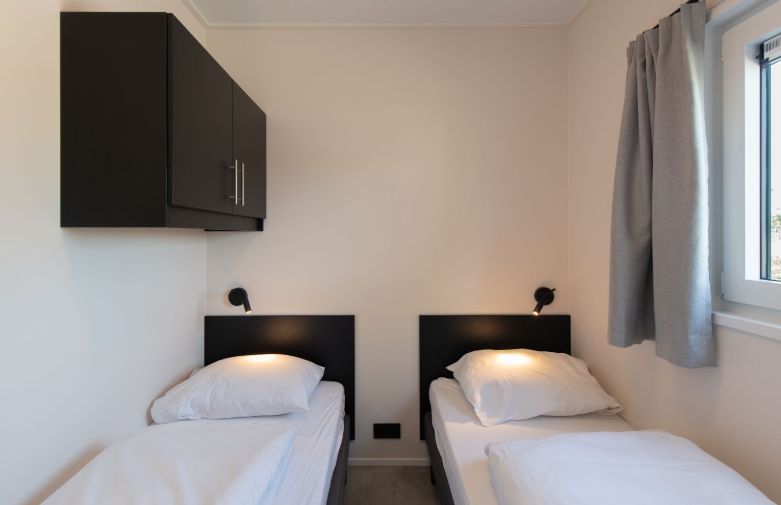 Slaapkamer in Wood Lodge voor 6 personen met airco in Nieuwpoort, Belgische kust. Comfortabele bedden en moderne inrichting.