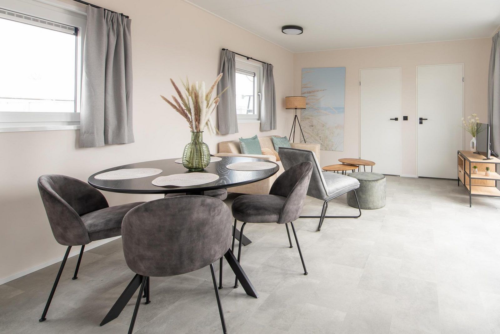 Gezellige binnenruimte van Wood Lodge in Nieuwpoort, Belgische kust. Comfortabel vakantiehuis met moderne inrichting en airco, honden welkom.
