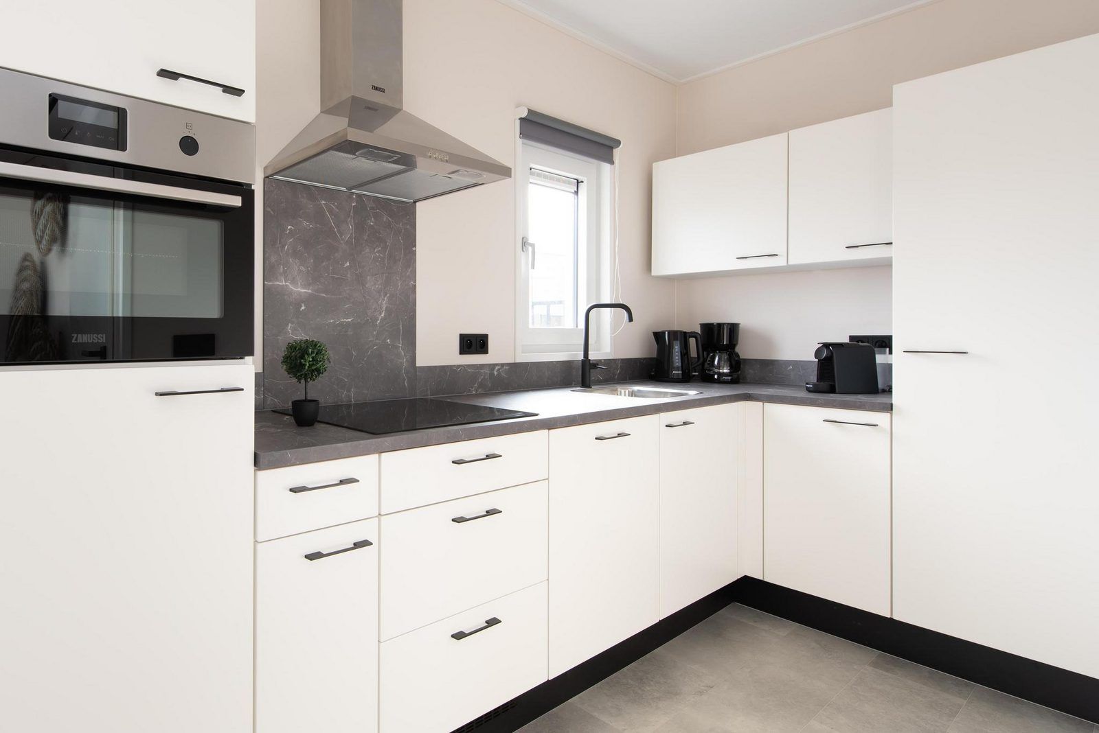 Moderne keuken in Wood Lodge | 4 p. in Nieuwpoort, Belgische kust. Vakantiehuis met airco en honden toegestaan, ideaal voor een comfortabel verblijf.