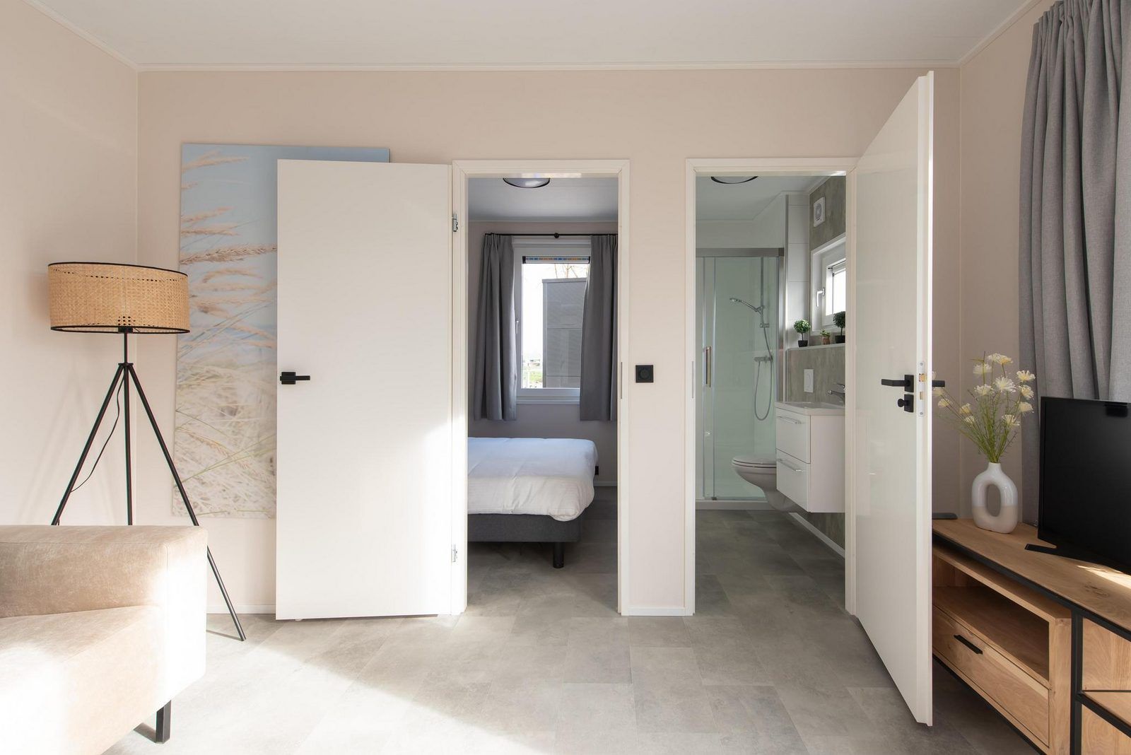 Moderne binnenruimte van Wood Lodge in Nieuwpoort, Belgische kust, met lichte slaapkamer en badkamer. Perfect vakantiehuis voor vier personen.