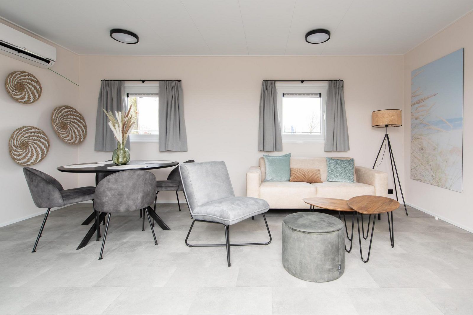 Moderne binnenruimte van Wood Lodge in Nieuwpoort, Belgische kust. Comfortabele glamping lodge met airco en stijlvolle inrichting.
