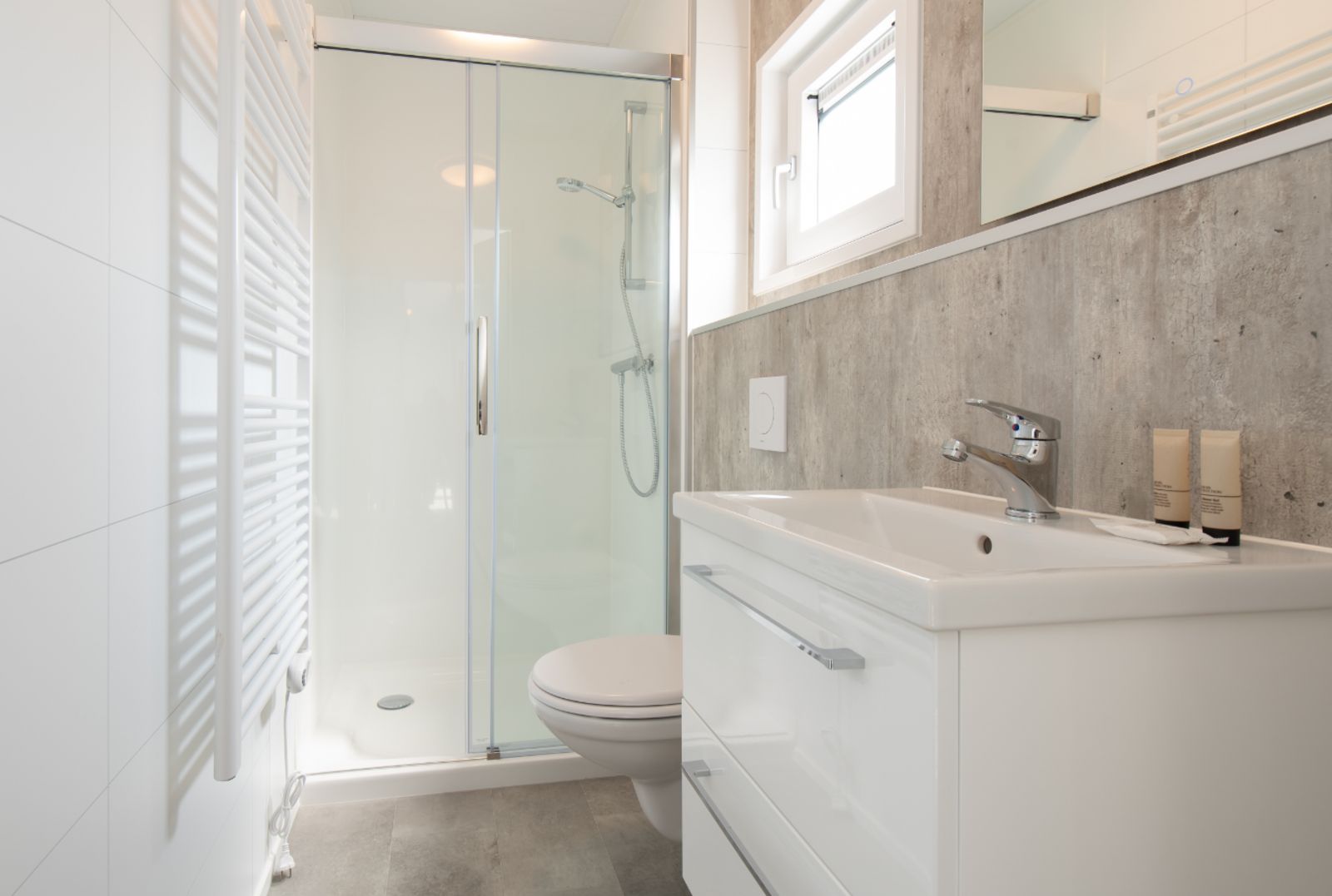 Moderne badkamer in Wood Lodge, een vakantiehuis in Nieuwpoort, Belgische kust. Comfortabele voorzieningen met airco, honden welkom.