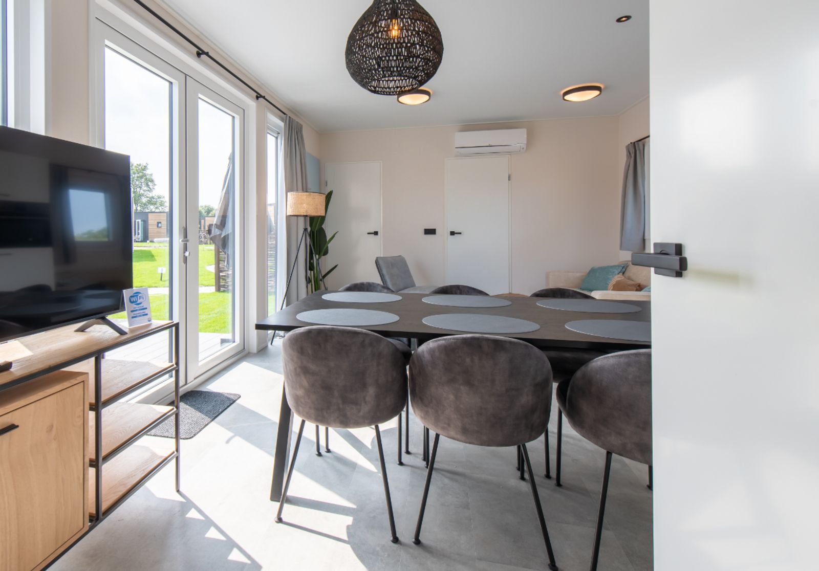 Binnenruimte van Wood Lodge in Nieuwpoort, Belgische kust. Moderne vakantieaccommodatie met airco en ruime eethoek voor zes personen.