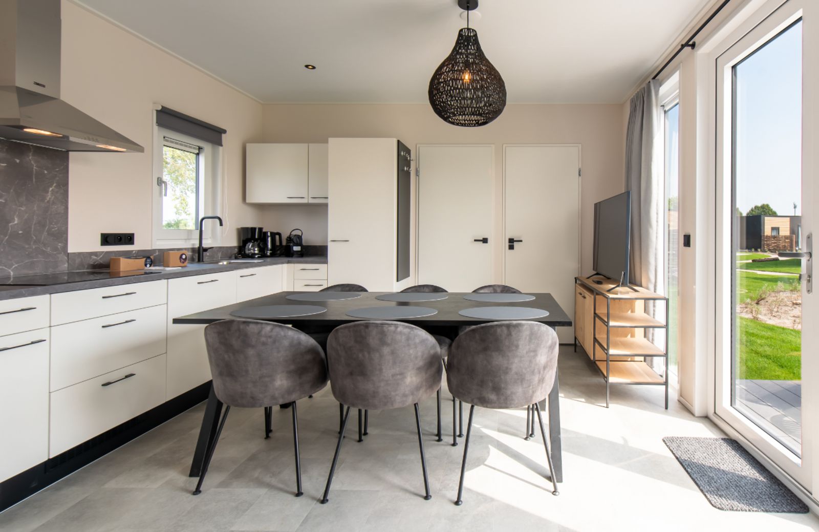Moderne keuken en eetruimte in Wood Lodge, Nieuwpoort. Comfortabel vakantiehuis aan de Belgische kust met airco en hondvriendelijk.