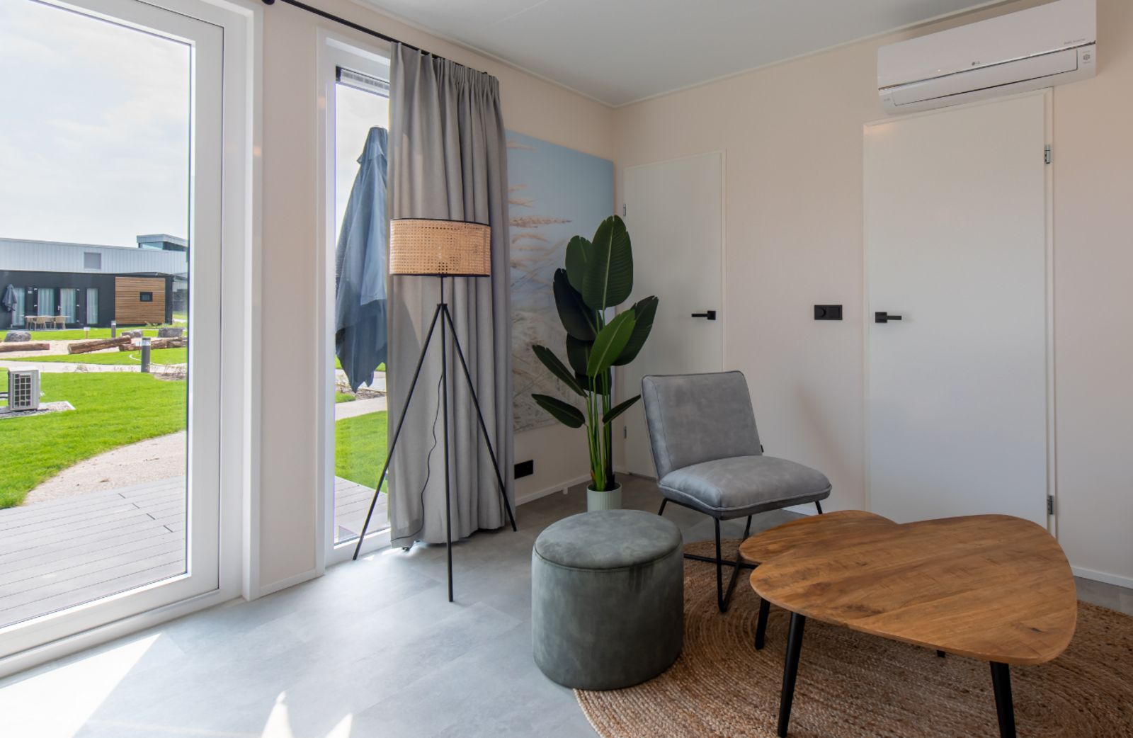Stijlvolle woonkamer van Wood Lodge in Nieuwpoort, Belgische kust. Comfortabel vakantiehuis met airco en hondvriendelijk, ideaal voor zes personen.