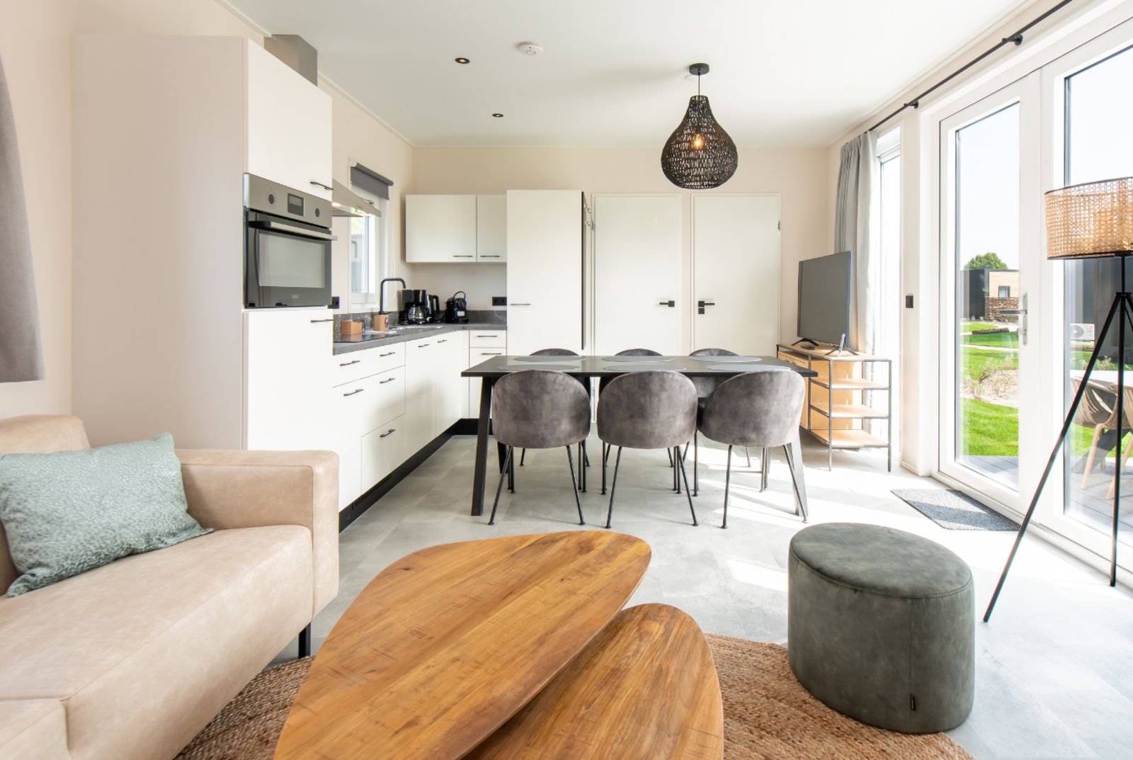 Moderne binnenruimte van Wood Lodge in Nieuwpoort, Belgische kust. Comfortabel vakantiehuis met airco en ruimte voor zes personen.