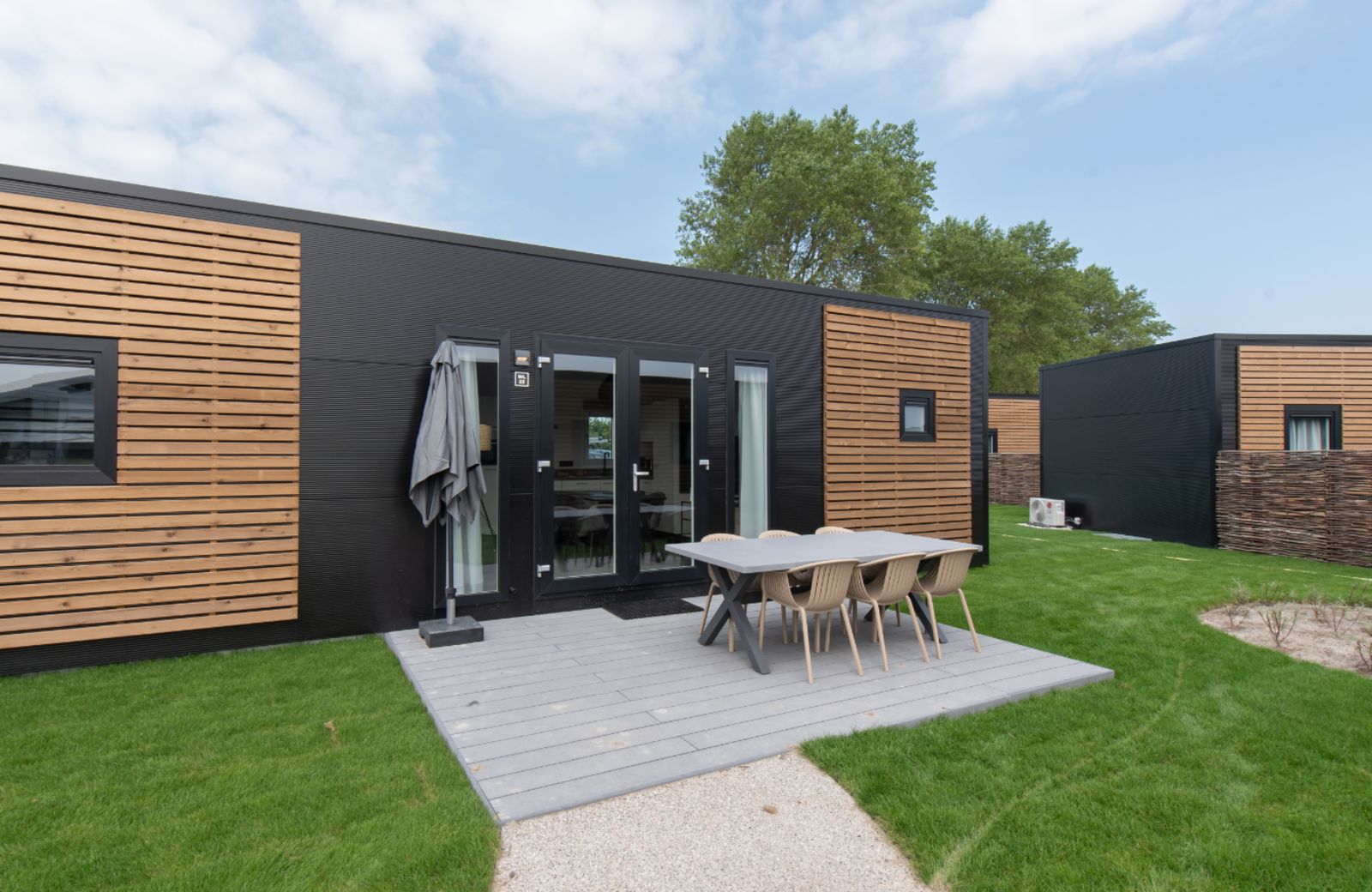 Wood Lodge in Nieuwpoort, Belgische kust, vakantiehuis met terras en airco, geschikt voor honden en zes personen.