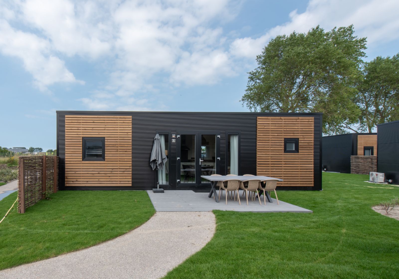 Wood Lodge in Nieuwpoort, Belgische kust: luxe vakantiehuis met terras en moderne uitstraling, ideaal voor zes personen en huisdieren.