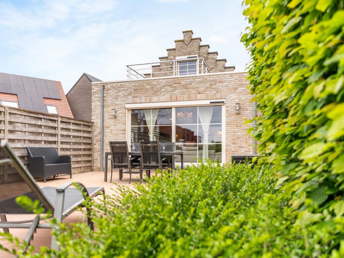 Geniet van het zonnige terras bij Rust achter de Kust, een vakantiehuis in Nieuwpoort aan de Belgische kust.