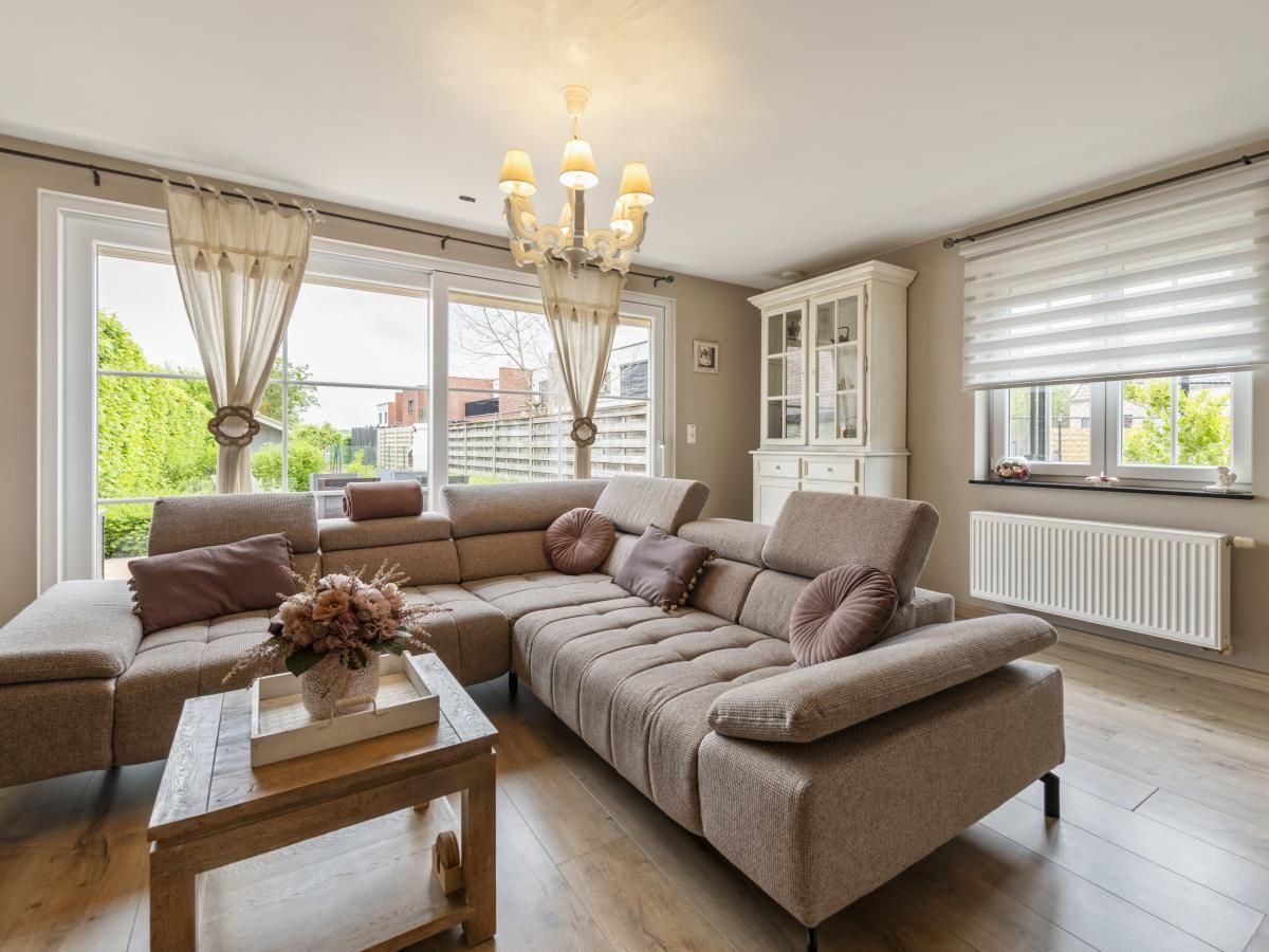 Ontspan in de stijlvolle woonkamer van Rust achter de Kust, een vakantiehuis in Nieuwpoort aan de Belgische kust.
