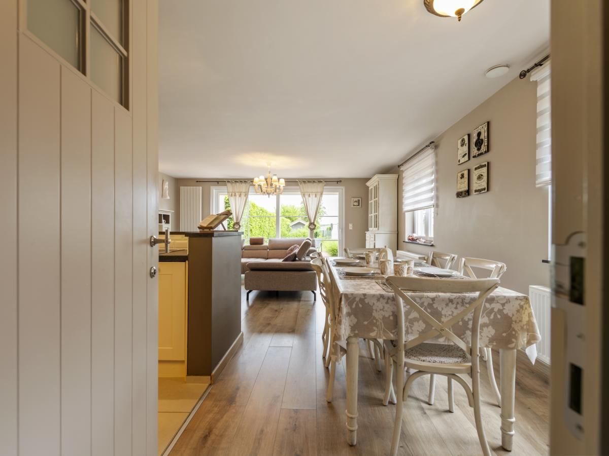 Gezellige eetkamer in Rust achter de Kust, een vakantiehuis in Nieuwpoort aan de Belgische kust, perfect voor familiediners.