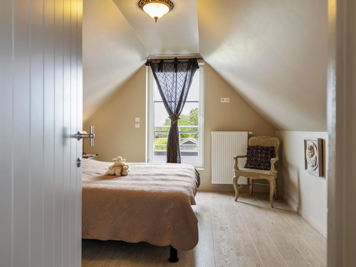 Knusse slaapkamer in Rust achter de Kust, een vakantiehuis in Nieuwpoort aan de Belgische kust, met uitzicht op de tuin.