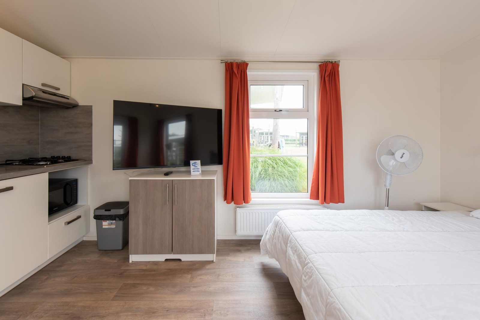 Comfort Lodge in Nieuwpoort, Belgische kust, biedt een moderne binnenruimte met airco en uitzicht op de tuin, ideaal voor een ontspannen verblijf.