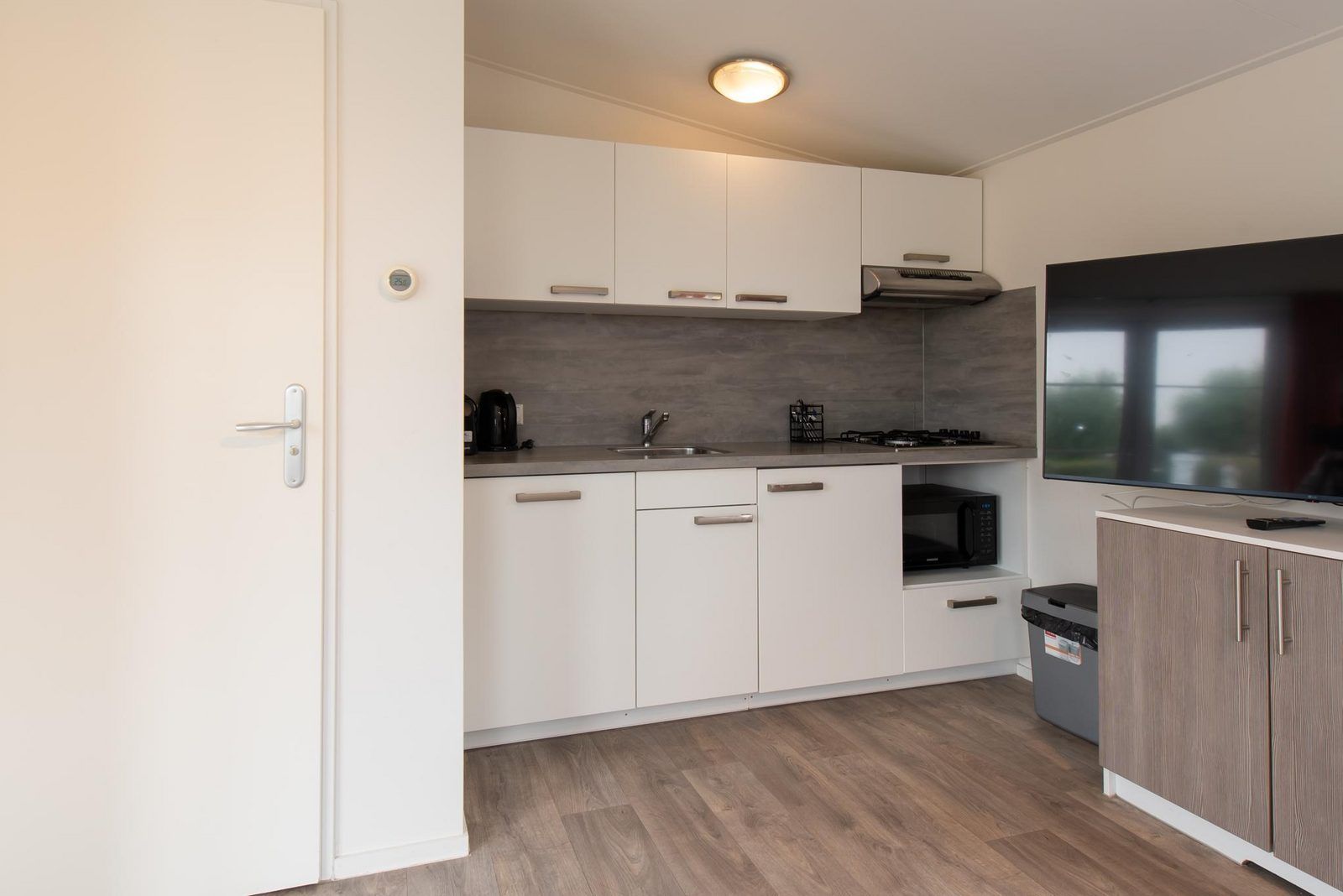 Moderne keuken in Comfort Lodge, vakantiehuis in Nieuwpoort aan de Belgische kust, met airco en huisdiervriendelijk verblijf.