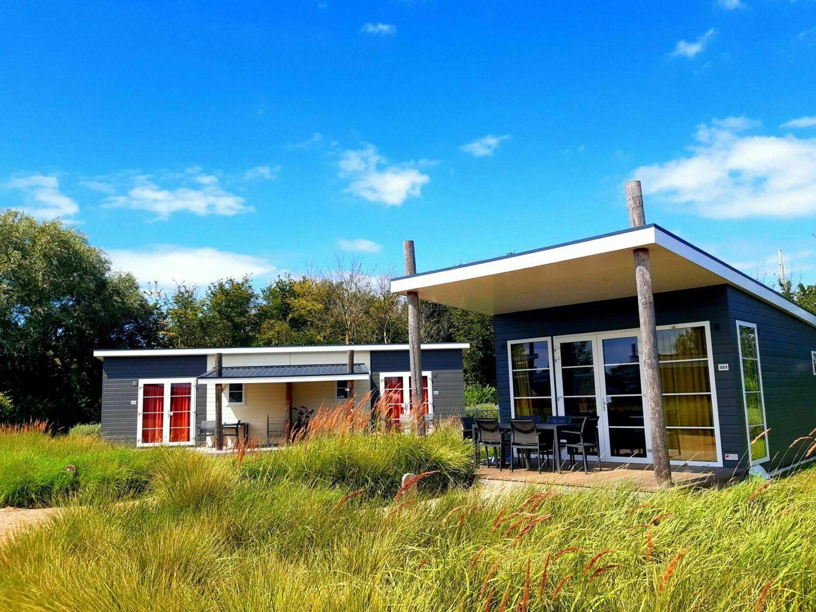 Comfort Lodge in Nieuwpoort, Belgische kust: charmante vakantiehuisjes met veranda, omgeven door natuur en geschikt voor honden.